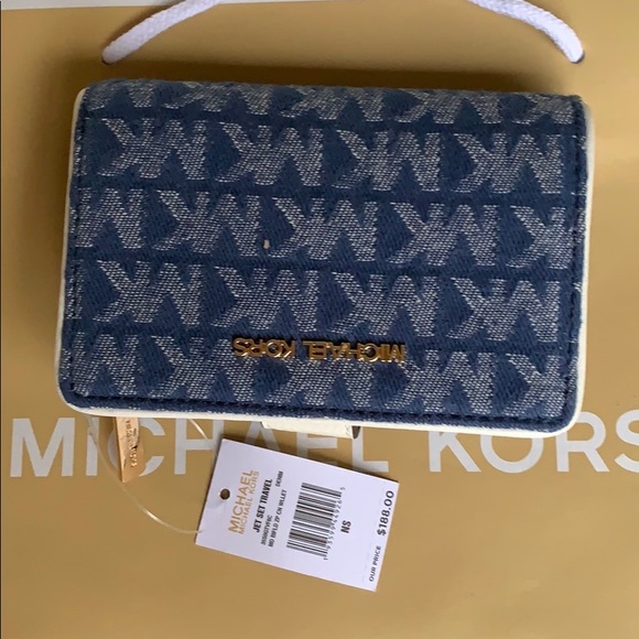 MICHAEL KORS JET SET TRAVEL MD BFLD ZIP CN - Picture 3 of 16